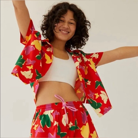 Outdoor Voices Tops - Outdoor voices size M Recreation Bottom down short sleeve butterfly print